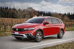 Fiat Tipo Cross Station Wagon RED: prezzo, dimensioni, interni, motori