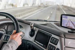 TomTom GO Expert: il navigatore satellitare HD dedicato ai professionisti