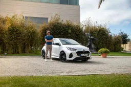 Mazda2 Hybrid 2024: la prova della compatta stilosa che fa 33 chilometri con un litro di benzina