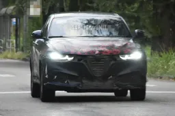 Alfa Romeo Tonale 2026, prime foto spia del restyling: frontale rivisto e novità in arrivo per il SUV compatto