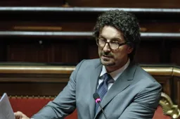 Toninelli annuncia: arriverà la targa portabile per le auto