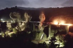 Autostrade, fatto esplodere il viadotto sull’A1: le immagini spettacolari [VIDEO]