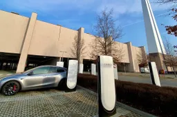 Al Torino Outlet Village i nuovi Supercharger Tesla: sono aperti a tutte le auto elettriche