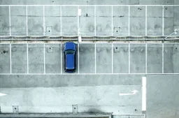 Cara auto, quanto mi costi: perchè la definiamo un bene di lusso