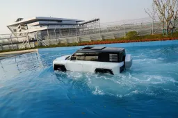 L’auto che nuota, ecco come funziona davvero la “Floating Mode”