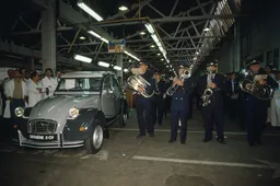 1990: la Citroen 2CV usciva di produzione ed entrava nella storia