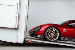 La prima Alfa Romeo 33 Stradale esce dalla fabbrica: il VIDEO