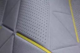 “Viaggi Straordinari”: la collezione Alcantara 2025 ridefinisce il lusso del viaggio tra design, comfort e ispirazione