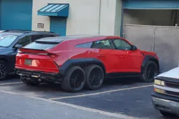 Avete mai visto una Lamborghini Urus a sei ruote? Il tuning che non serviva