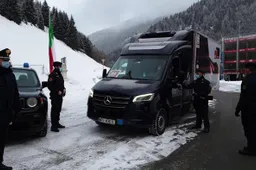 Covid, è un Mercedes il furgone che trasporta le prime dosi di vaccino in Italia