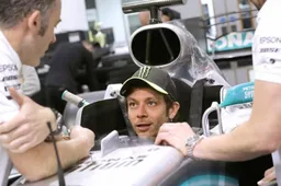 Valentino Rossi pronto per la sfida con Hamilton: ha già fatto il sedile