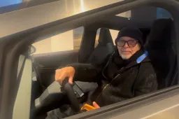 Vasco Rossi sulla Tesla Cybertruck: ottimo per caricare pere cotte