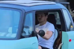 Max Verstappen beccato su un'auto veramente insospettabile [VIDEO]