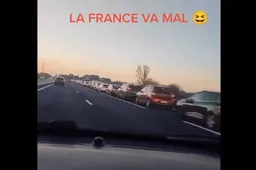 Coda in prima corsia, l’automobilista passa e fa una scoperta esilarante [VIDEO]