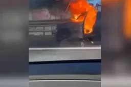 Riprende l’uomo in fiamme in auto senza aiutarlo: “gesto inumano”
