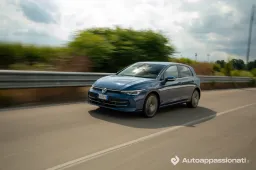 A luglio crollano benzina e Diesel, volano le ibride Plug-In: ma il mercato auto italiano è ancora in crisi