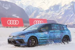 La nuova Volkswagen Golf R 2024 si svela in anteprima sulla neve