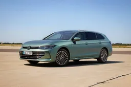 Volkswagen Passat 2024: dimensioni, motori, interni, prezzo