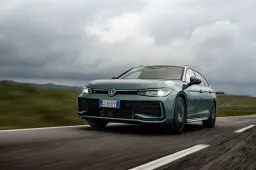 Volkswagen Passat 2024: prezzo, interni, motori, prova in anteprima