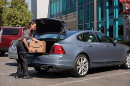 Volvo Cars aggiunge la consegna a bordo con Amazon Key