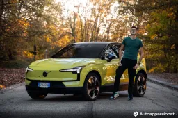 Prova Volvo EX30 Twin Motor Performance: un piccolo missile