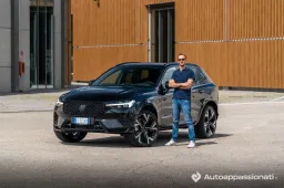 Prova Volvo XC60 T6: 350 CV per la svedese ibrida plug-in. Pregi e difetti