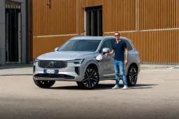 Prova Volvo XC90 T8 2025: pregi e difetti dell'ammiraglia ibrida plug-in da 455 CV