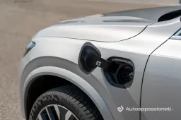 Mercato auto italiano in caduta libera: ad agosto ennesimo segno negativo, ma le ibride volano