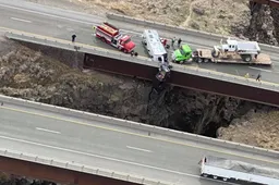 USA: Ford F-350 appeso giù da un ponte a 30 metri d'altezza [VIDEO]