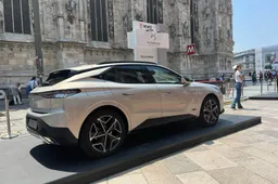 Eleganza e savoir faire al Mimo 2022 con la nuova DS 4 E-Tense