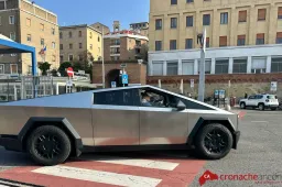 Cosa ci faceva una Tesla Cybertruck ad Ancona? La targa fa discutere