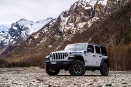 Jeep Wrangler 4xe 2022: si aggiorna la regina del 4x4, solo più ibrida in Europa