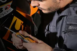 Abbigliamento da meccanico: come vestire in modo sicuro in officina