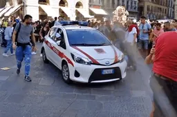 Auto dei vigili piomba sulla folla: 9 feriti [VIDEO]
