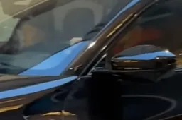 Ibrahimovic paparazzato con la sua nuova Ferrari: ha 725 CV e 12 cilindri