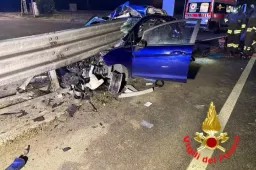 Incidente choc a Lodi: auto tagliata a metà dal guardrail. Il conducente? Un miracolato