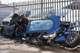 A 146 km/h in città con una McLaren: si schianta contro una casa e tutti sopravvivono. "Un miracolo”