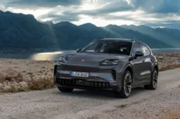 Arriva la nuova Porsche Cayenne: oltre 1.000 CV e tecnologia al top. Che salto (nel buio?). Dati e prezzi
