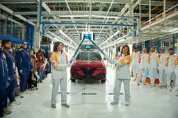 Alfa Romeo e la Fiamma Olimpica: a Pomigliano d’Arco prende forma lo spirito di Milano Cortina 2026