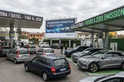 Addio auto a Benzina nel 2035: ecco cosa vuol dire davvero. “La retromarcia è un bluff?”
