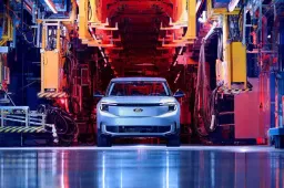 Ford in Germania: l'auto elettrica non vende, scatta il taglio di 1.000 posti di lavoro