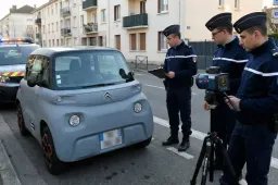 A 81 km/h su una Citroën Ami a soli 14 anni: com'è possibile? La polizia non credeva ai propri occhi