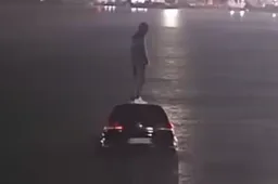 Attimi di paura al porto di Bari: auto finisce in mare, salvato il conducente [VIDEO]