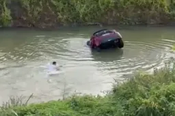 Auto nel canale, anziano intrappolato: quello che fanno due passanti lascia senza parole [VIDEO]