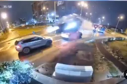 Mercedes decolla sulla rotonda e salta due auto: sembra un film, ma è successo davvero. IL VIDEO