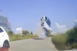 Auto impazzita vola da una discesa in Cina: il video choc dell’incidente