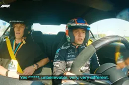 Jannik Sinner passeggero di Kimi Antonelli sull'AMG GT: il giro in pista ad Abu Dhabi