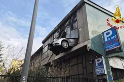 Auto in bilico nel vuoto a Milano: sfiorata la tragedia