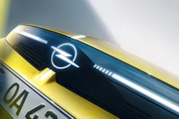 La nuova Opel Astra 2026 cambia faccia (letteralmente): 50.000 LED e logo luminoso per sfidare le Premium
