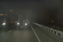 Salvato dalla sua Tesla da una collisione frontale a 100 km/h: il FSD evita l’impossibile [VIDEO]